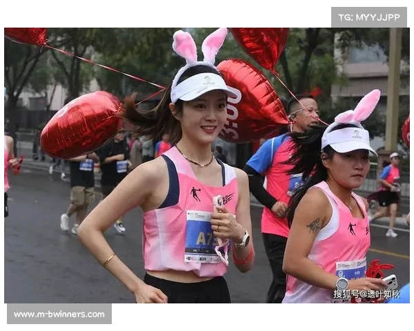 公众人物参与马拉松赛道 跑者与明星亲密互动的独特体验解析 公众人物参与马拉松赛道 跑者与明星亲密互动的独特体验解析