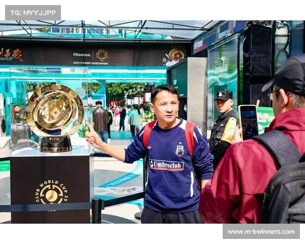 世俱杯奖杯首次亮相中国重达9.7公斤吸引全球目光 世俱杯奖杯首次亮相中国重达9.7公斤吸引全球目光